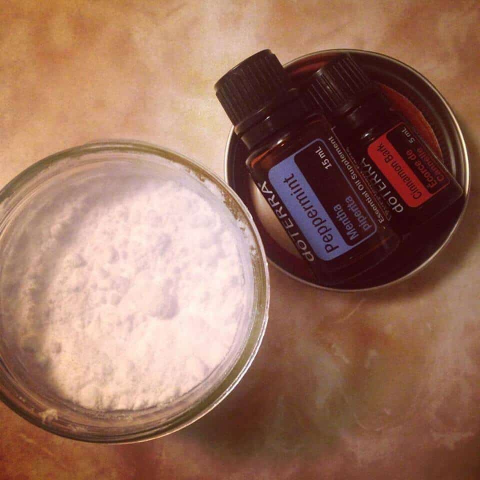 Tooth powder with peppermint and cinnamon essential oils